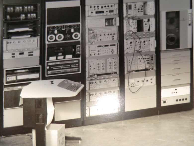 This is a GEOS 7000 Quanta system sold to Jack Parker and John Lundgren at LANL. Two GEOS 7000s can be seen at the bottom of the center rack. Photo from Harvey Roberts